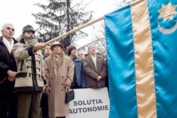 Ministerul ungar de Externe: Budapesta susţine comunitatea maghiară să folosească steagul secuiesc